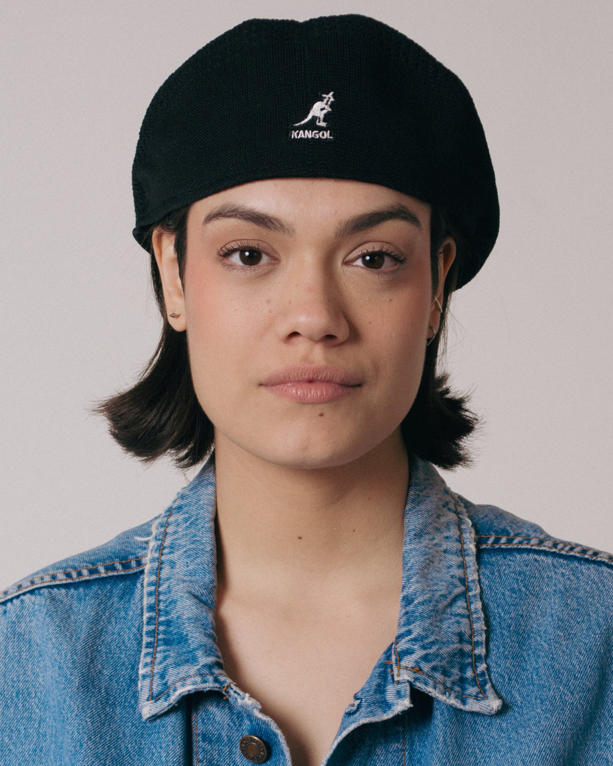 Kangol Wool Jax Beret Original Preto- Bordado Dourado e Branco